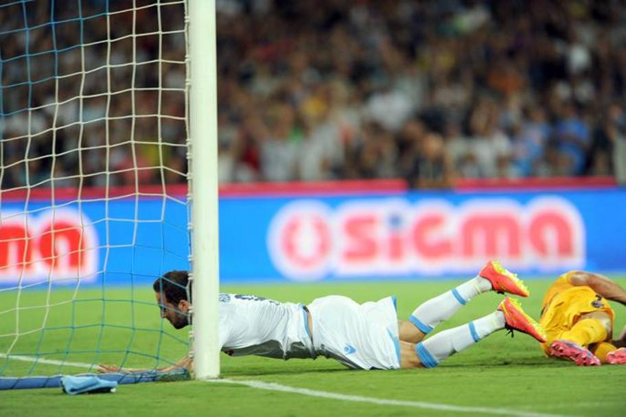I partenopei passano in vantaggio al 6&#39; del secondo tempo con Gonzalo Higuain: tap-in da due passi e 1-0 Napoli  (LaPresse)